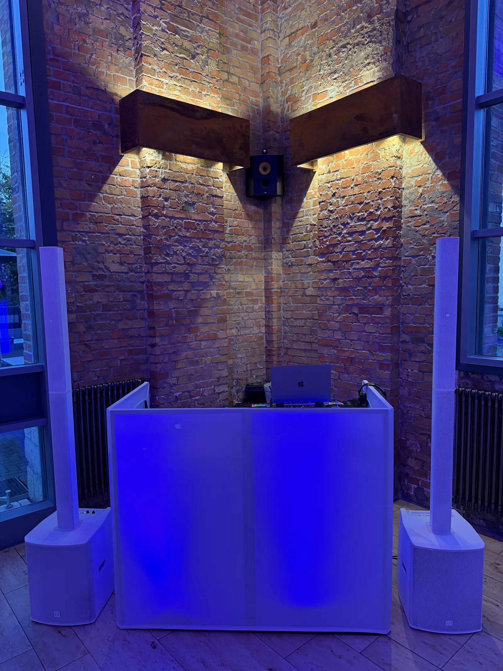DJ-Pult von Weber.Events vor einer Backsteinwand