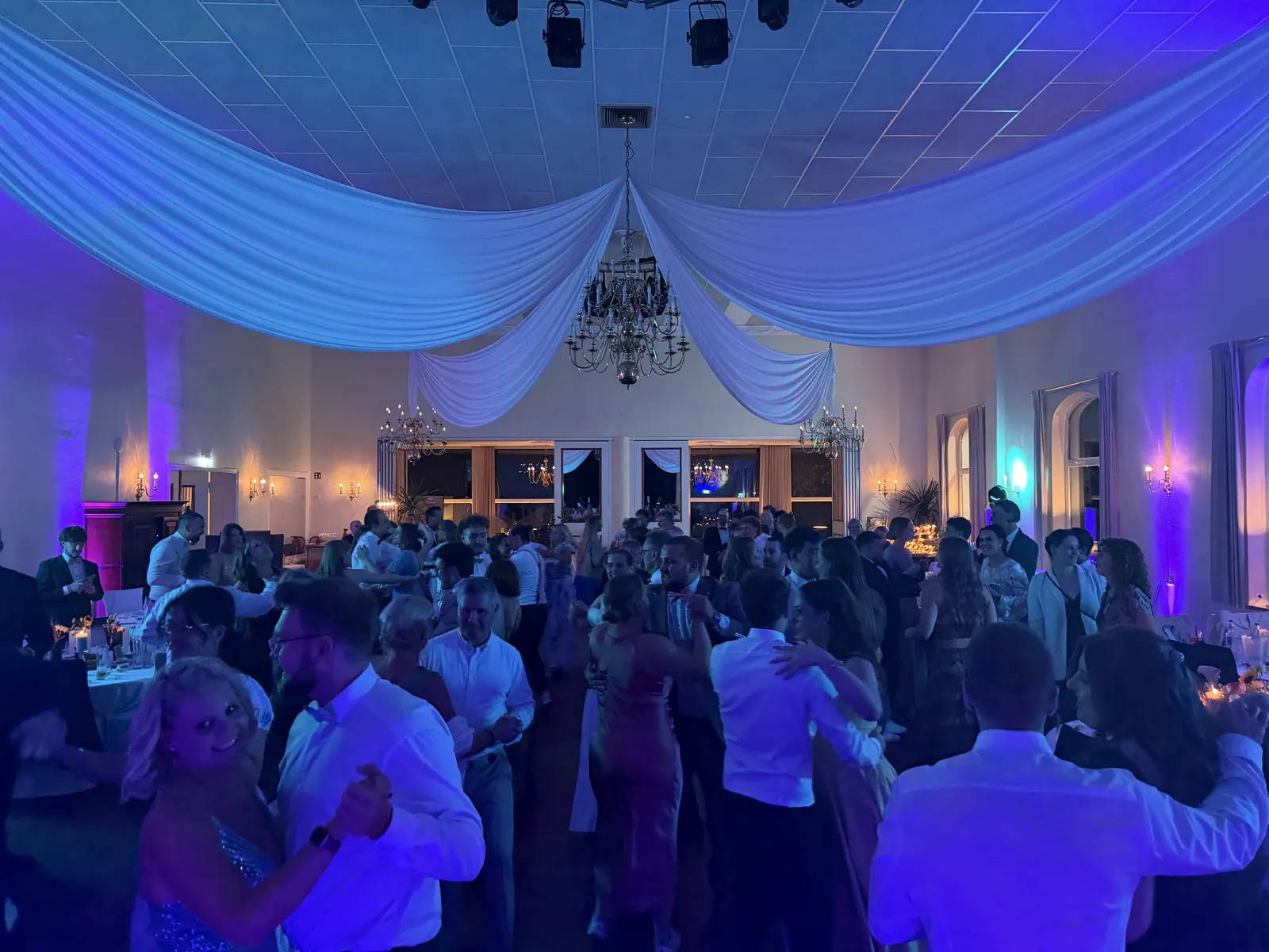 Volle Tanzfläche bei einer Hochzeit mit DJ Weber.Events