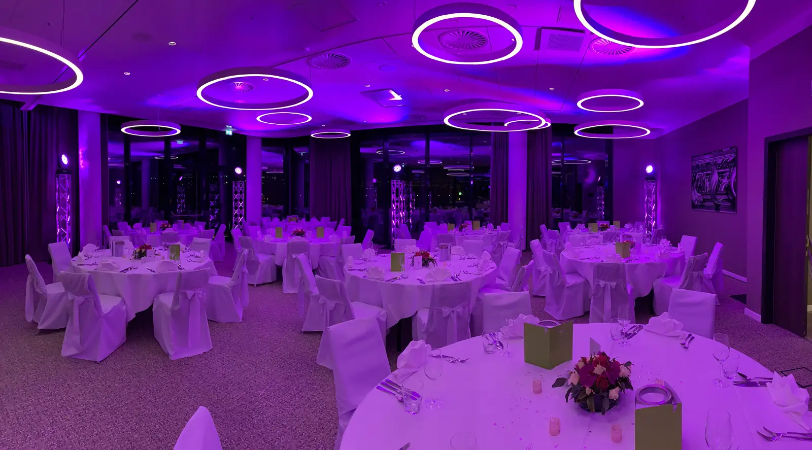 Hotel-Festsaal mit Ambientebeleuchtung