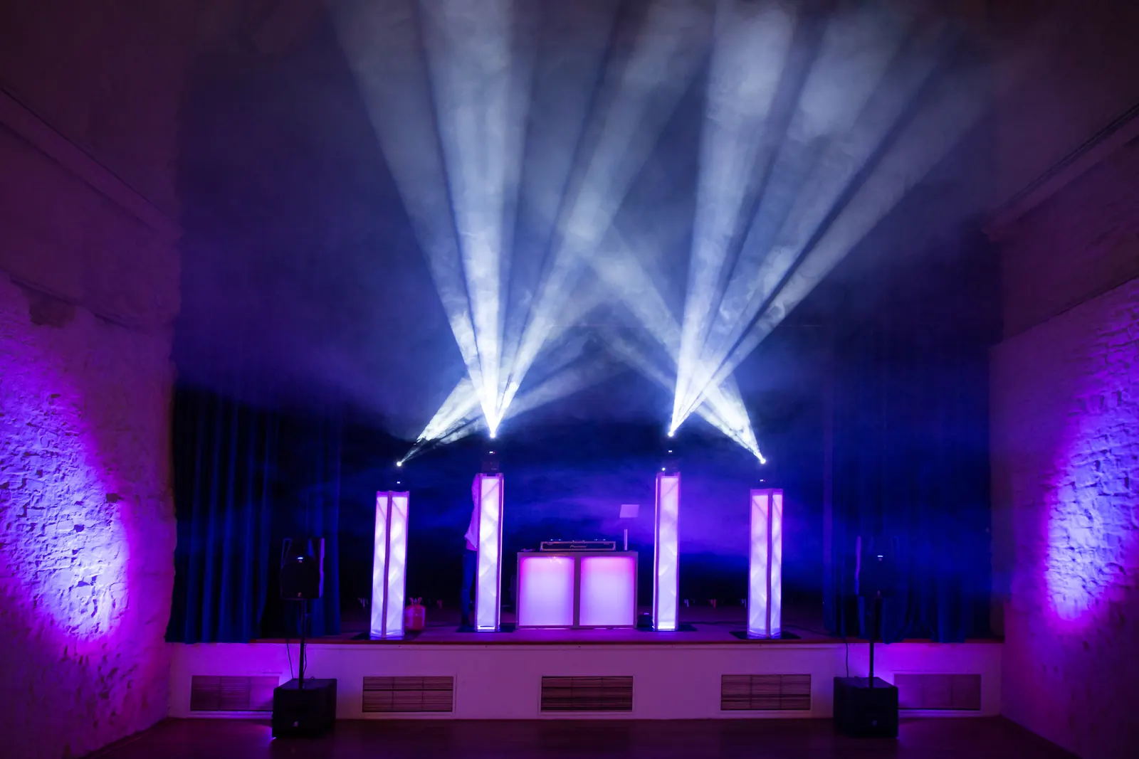 Lichtshow mit Movingheads und DJ-Pult