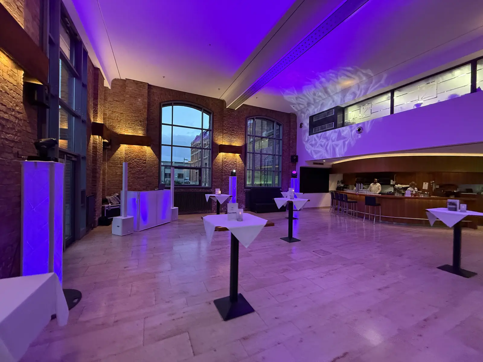 Industrie-Location mit Bar und Ambientelicht