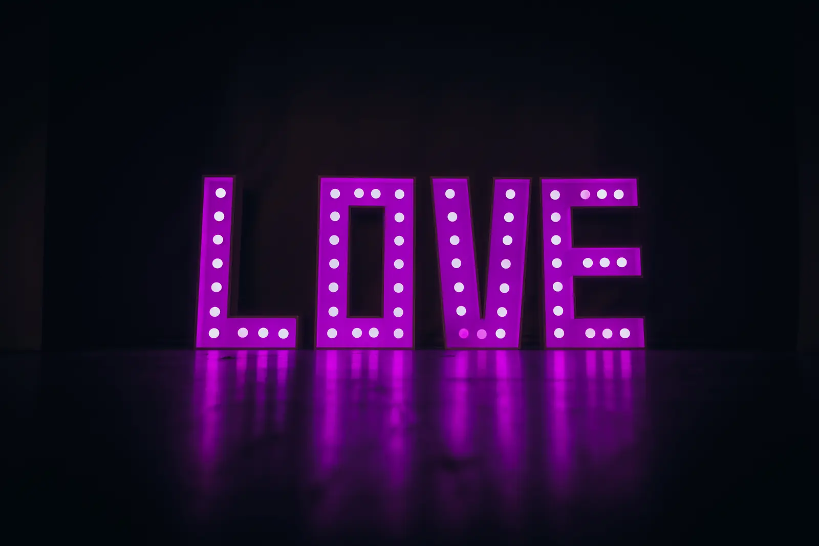 Beleuchtete LOVE-Buchstaben in Lila