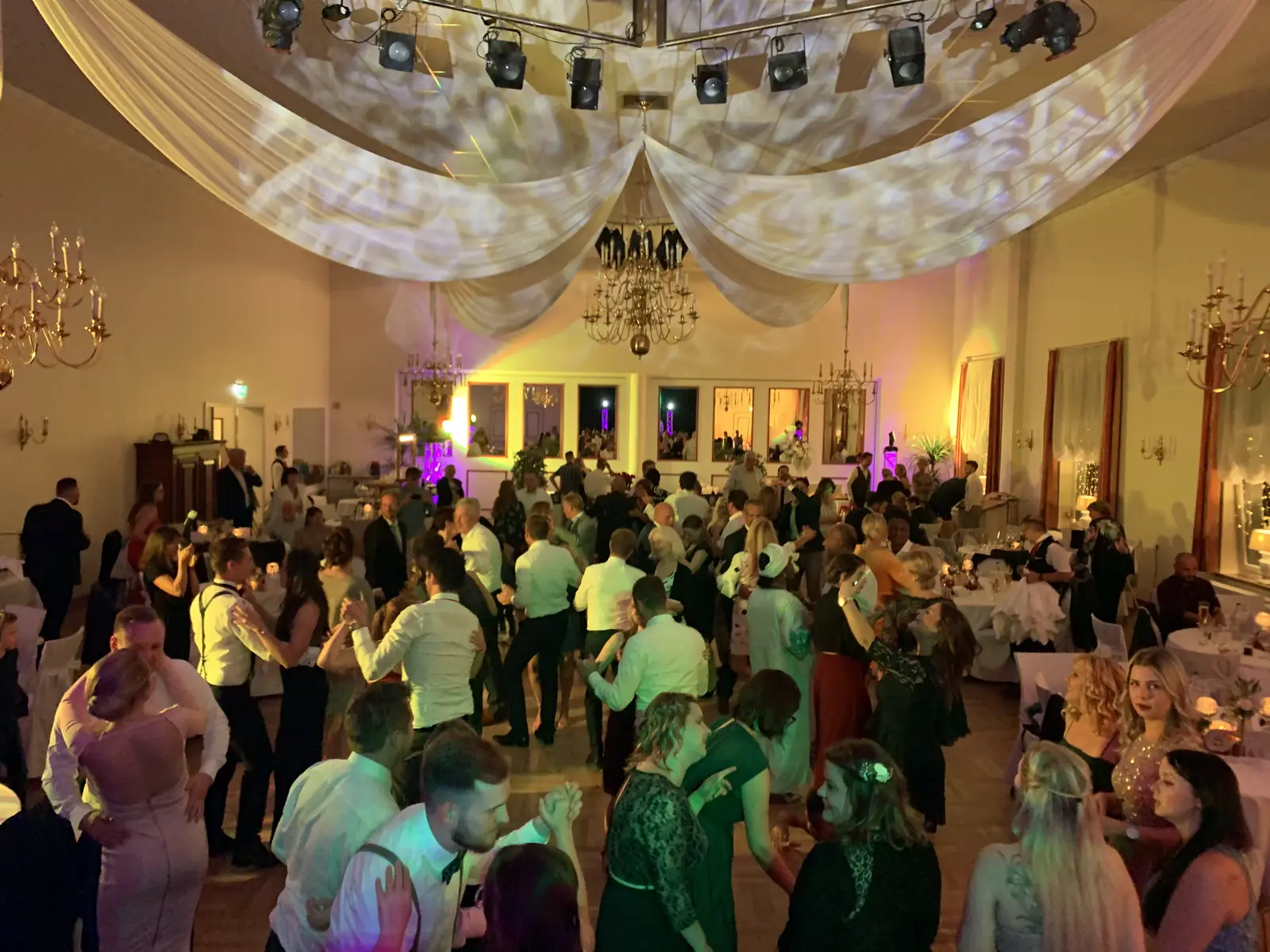 Ausgelassene Hochzeitsparty im Festsaal