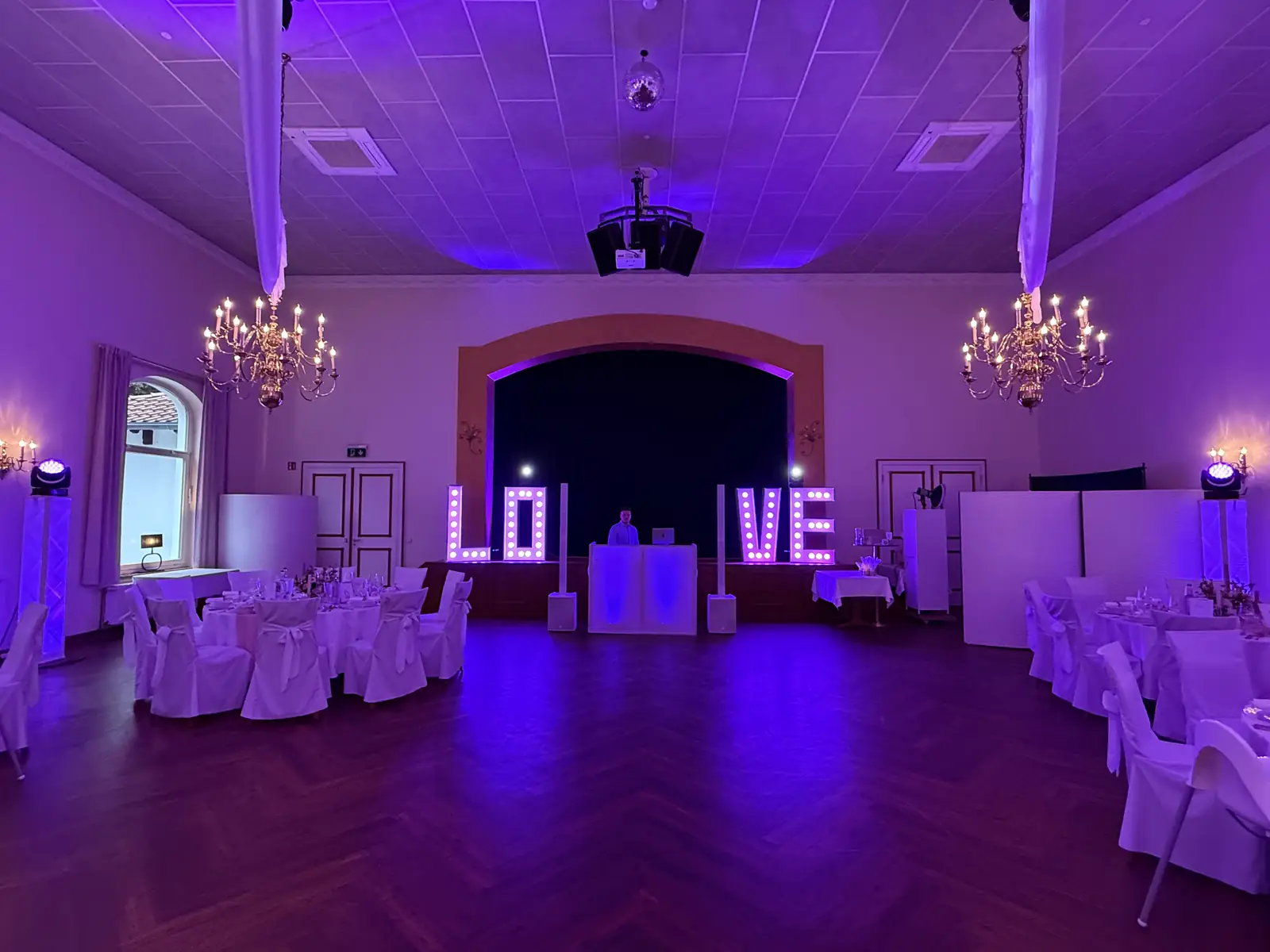 Festsaal mit LOVE-Buchstaben und DJ-Pult