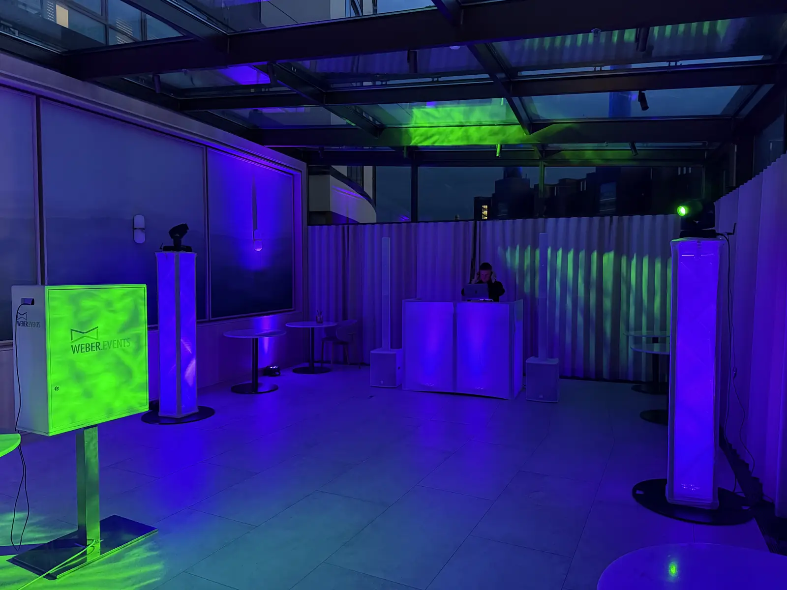 Fotobox und DJ-Setup in einer Event-Location